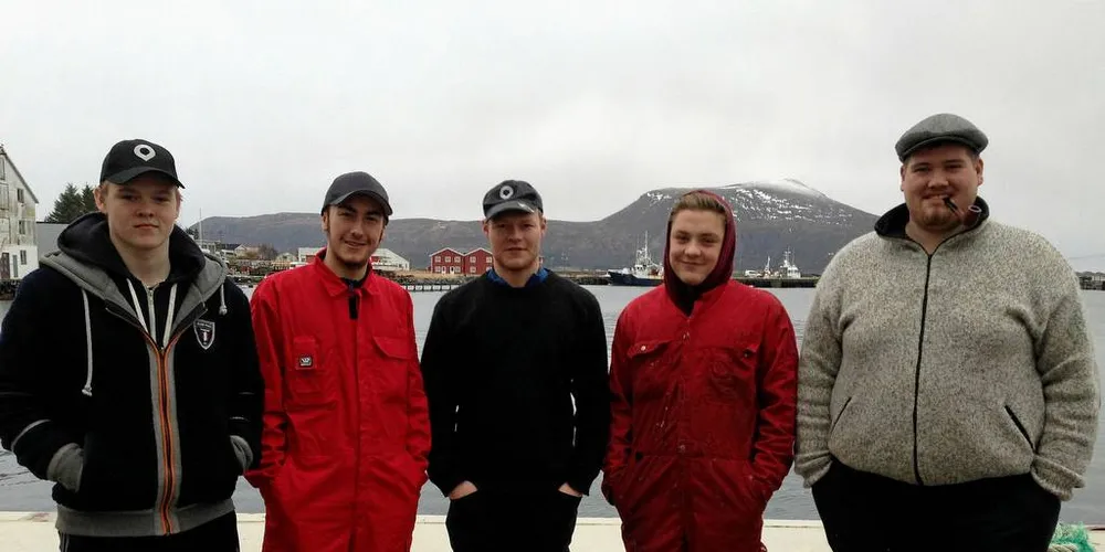 STABEN: Sander Valderhaug, Linus Godø, Leif Andre Ytterland, Andreas Vibstad og Hermann Blindheim er ungdommene som er med på å dra i gang virksomheten i fiskemottaket på Roald. Sander, Linus og Andreas er utplassert fra Ålesund videregående skole hvor de utdanner seg i fiskefag.Foto: Einar Lindbæk