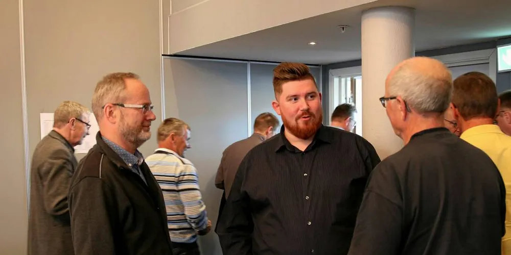 Sondre Kristoffersen (i midten) er fornøyd med at Fiskarlaget Nord går inn for å legge ned regionlagene i Norges Fiskarlag.Foto: Arne Fenstad