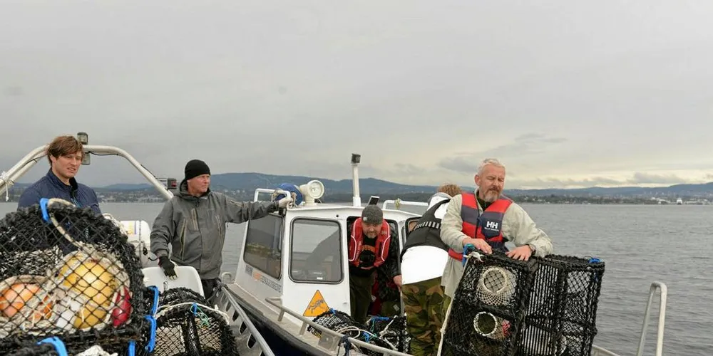 I GANG: Marinreparatørene forsynes med teiner under deres første prøvefiske utenfor Nesodden. Her er området fredet for bunnstående redskaper i uoverskuelig fremtid.