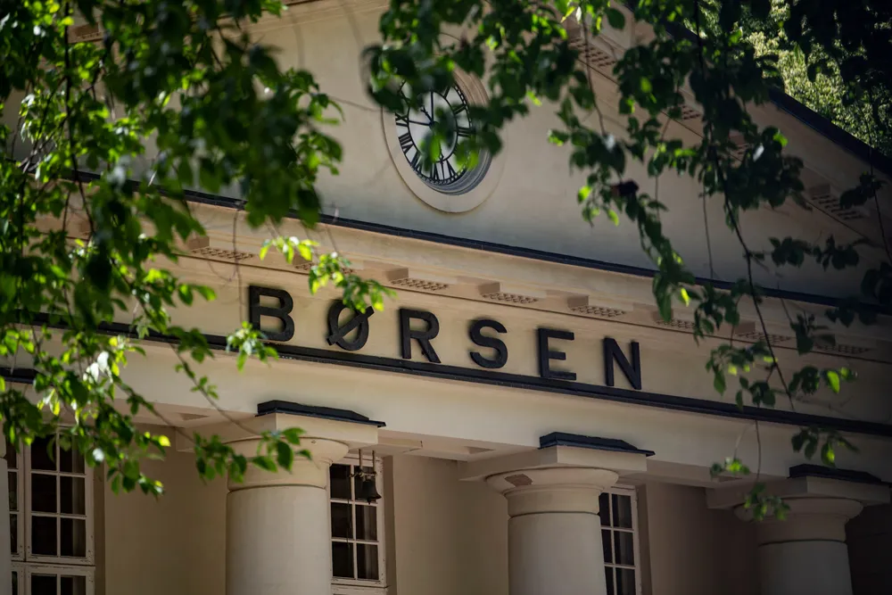 Hovedindeksen på Oslo Børs faller på ukens første handelsdag.