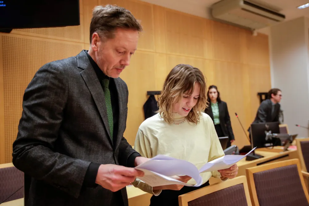 Frode Pleym fra Greenpeace Norge og leder i Natur og Ungdom, Gina Gylver, i Oslo tingrett.