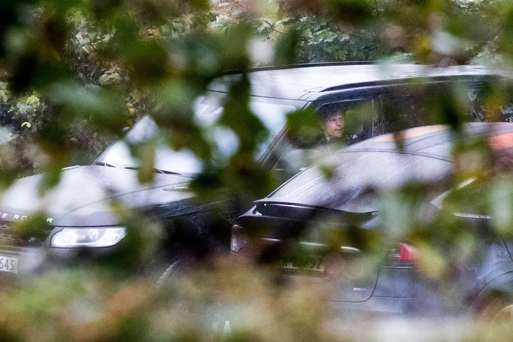 På en parkeringsplass i Asker dokumenterte DNs fotograf i 2017 møtet mellom Boligbyggs innkjøper Geir Fredriksen og konkursgjengangeren Carl Thomas Andersson. Vel en måned senere aksjonerte kontrollmyndighetene hjemme hos de to mennene, som nå må møte i retten tiltalt for grov korrupsjon.