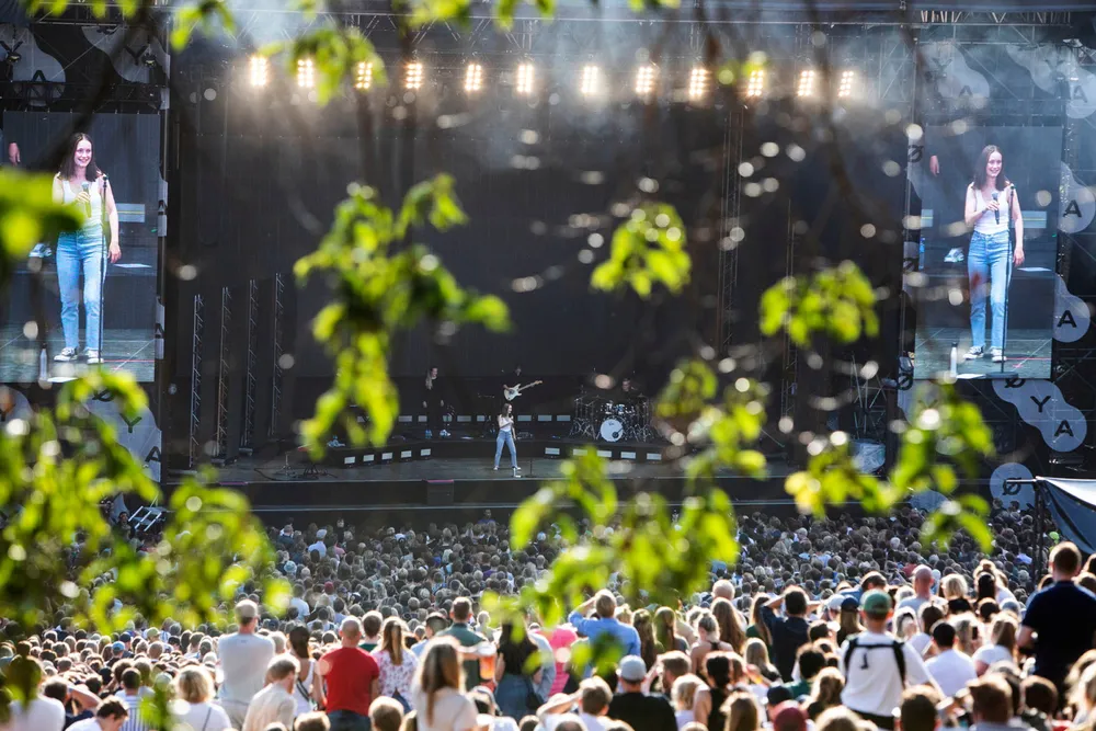 Får vi vaksinert ti prosent av befolkningen i måneden, er forskjellen mellom flokkimmunitet ved 50 prosent eller ved 80 prosent en lang sommer med mulighet for reiseliv og festivaler, skriver artikkelforfatterne. Bildet viser artisten Sigrid på Øyafestivalen i 2019.