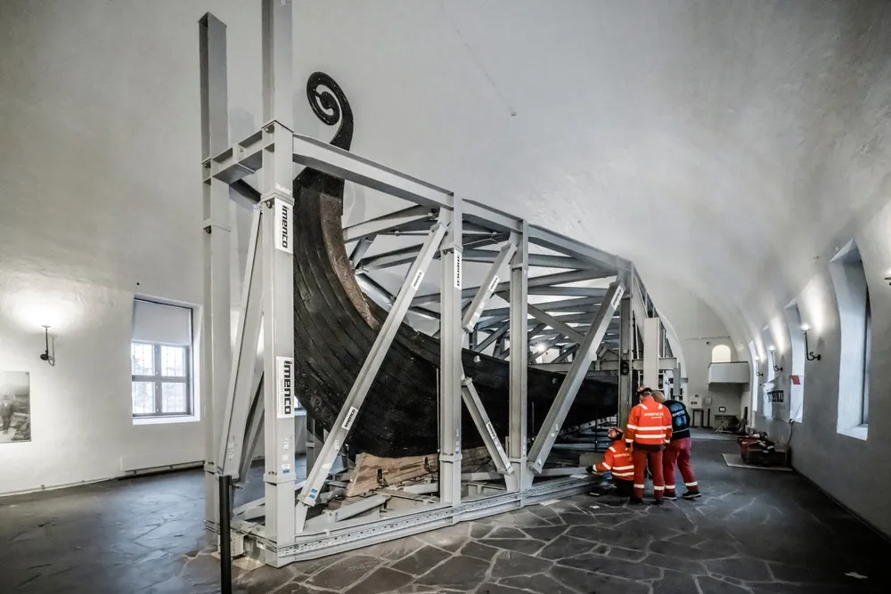 Osebergskipet innpakket i stålrigg før flytting til det nye Vikingtidsmuseet på Bygdøy.