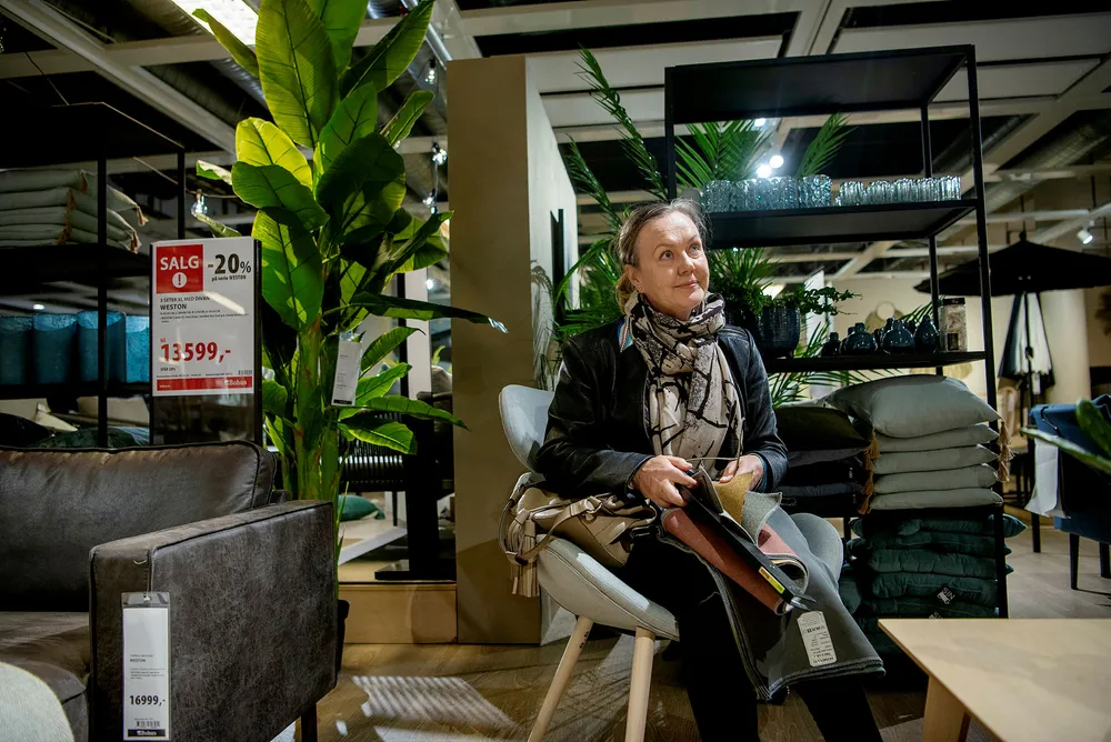 Møbelbransjen har opplevd økt salg i de siste ukene. Kunde Urszula Zubrzycka jakter en ny sofa i et Bohus-varehus på Alnabru.