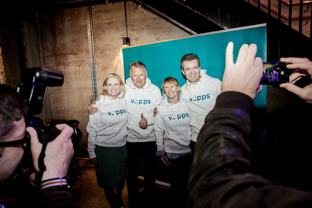 Vipps har fått godkjent fusjon med Bankaxept og BankID. Her fra et event i fjor da over 100 banker ble med i Vipps. F.v.: Konsernsjef Hege Toft Karlsen i Eika Gruppen, DNB-sjef Rune Bjerke, nestleder Elisabeth Haug i Vipps og Vipps-sjef Rune Garborg. Foto: Fredrik Bjerknes