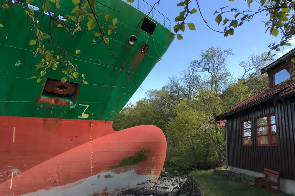 Johan Helberg våknet opp til et 135 meter langt containerskip som gikk på grunn et par meter fra husveggen hans.