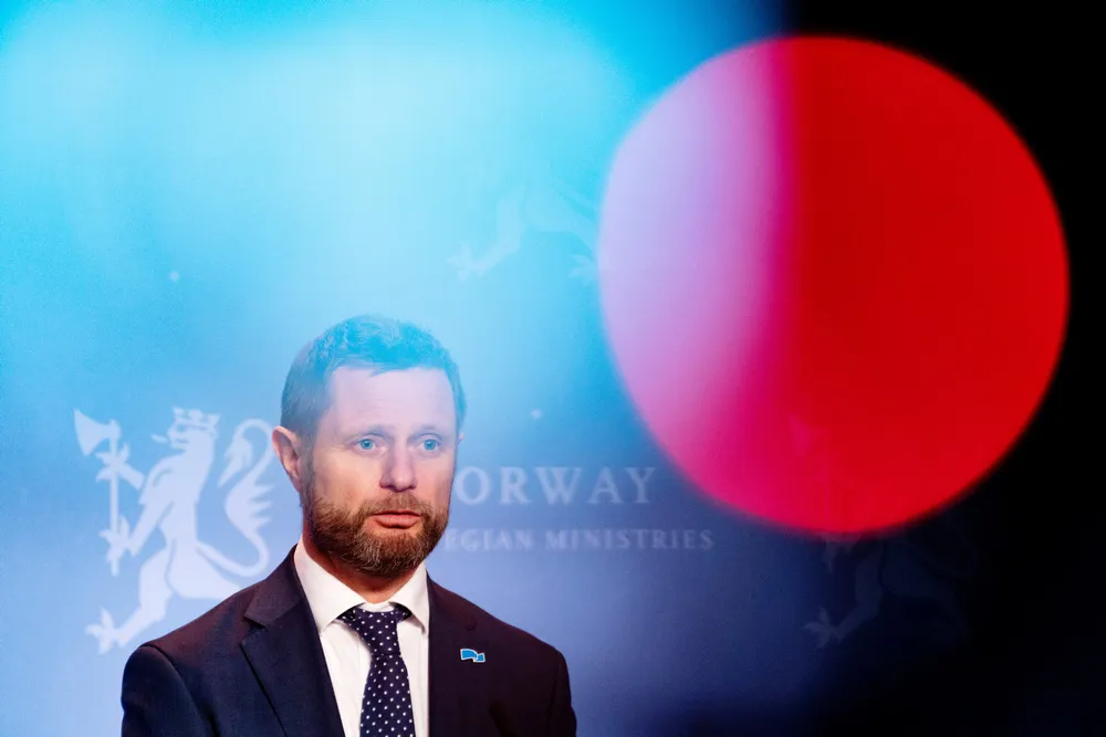 I Norge er det foreløpig satt 21.000 doser med koronavaksine. Her helse- og omsorgsminister Bent Høie.