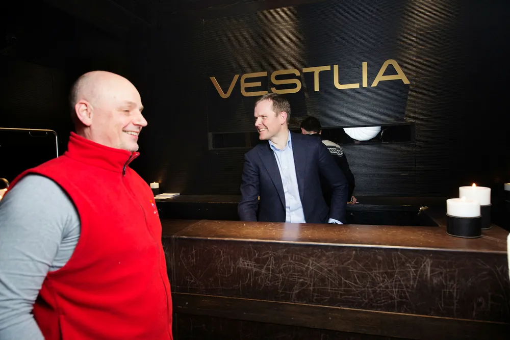 Hotellgjest Inge B. Johannessen (til venstre) har tatt inn med familien på Vestlia Resort på Geilo for andre gang på ett år. – Her får vi full pakke både inne og ute, sier han. Hotelldirektør Roger Espeli har fullbooket i vinterferien og planlegger helt nytt hotell. Foto: Pål Harald Uthus