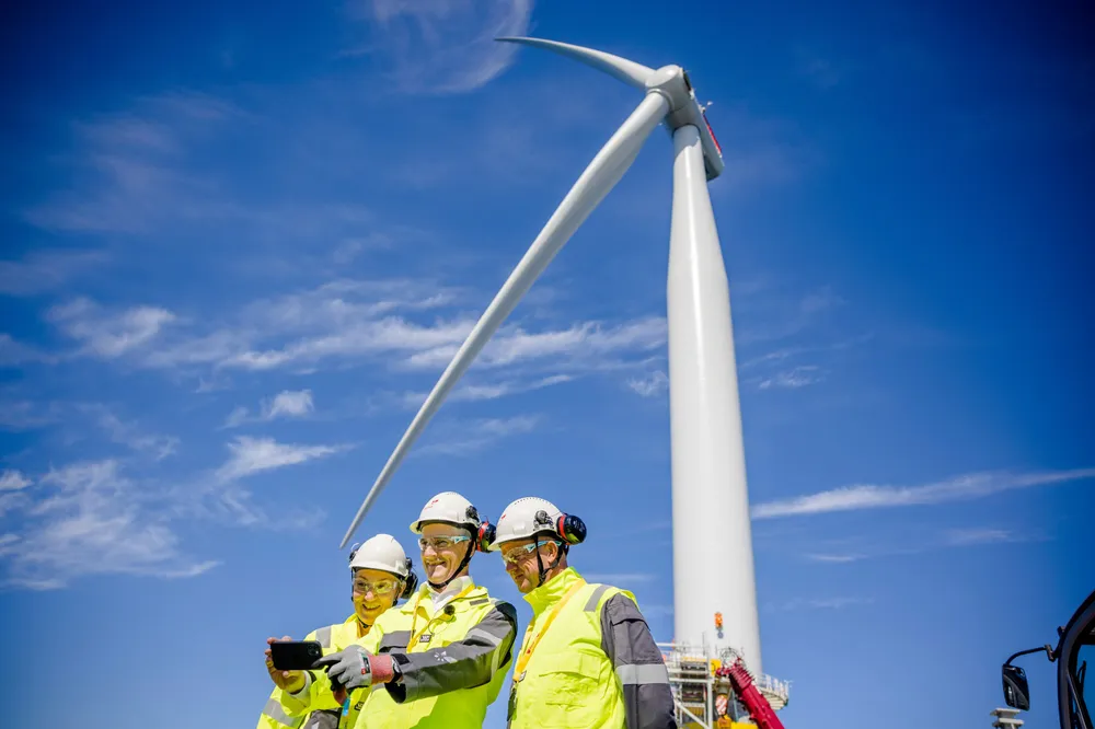 Regjeringen bidrar til å sette fart på havvindutbyggingen for å sikre nok fornybar energi, skriver næringsministeren. Jonas Gahr Støre, Peggy Hessen Følsvik (LO) og Ole Erik Almlid (NHO) inspiserer montering av vindmøller til Hywind Tampen i juni i fjor.