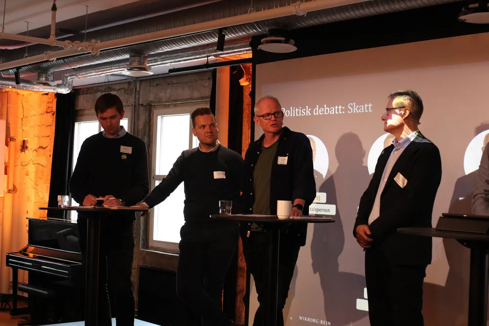 Andreas Olmevik (MDG) Lars Fjeldstad (Sp), Lars Haltbrekken (SV) og Olve Grotle (H) på scenen under debatt om havbruksmeldingen. I tillegg var Sivert Bjørnstad (Frp) med mens Rune Støstad (Ap) måtte melde avbud.