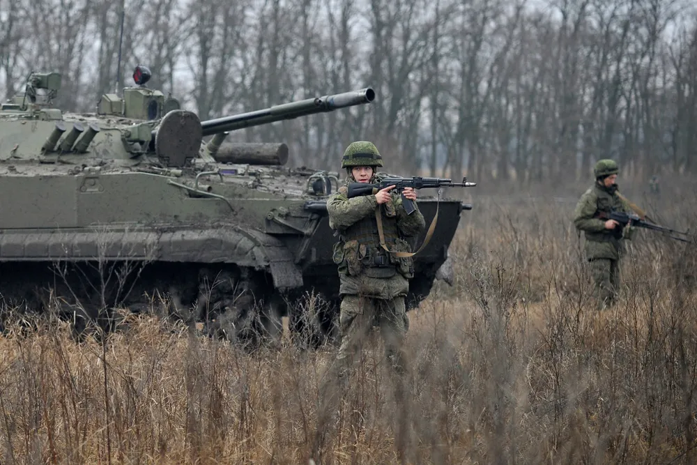 Russiske tropper øver i Rostov-regionen før helgen. Russlands væpnede trusler mot Ukrainas uavhengighet viser at internasjonal politikk har endret seg mindre enn hva enkelte liker å tro, skriver artikkelforfatteren.