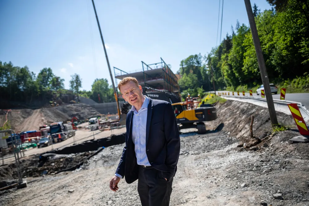 Administrerende direktør Helge Runer i Norsk Stål leverer stål til byggingen av blant annet en velodrom i Asker, en bane som er spesialbygd for baneløp på sykkel. Prisene på stål har økt kraftig.