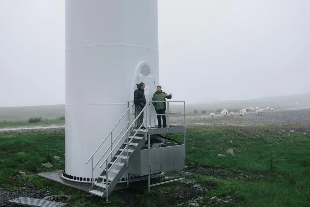 Lars Helge Helvig (til høyre), Norges største private utbygger, tjente over 300 millioner kroner på prosjekter i Norsk Vind Energi. Her i vindparken på Høg-Jæren sammen med Pål Selboe Valseth familiens investeringsselskap Valinor.
