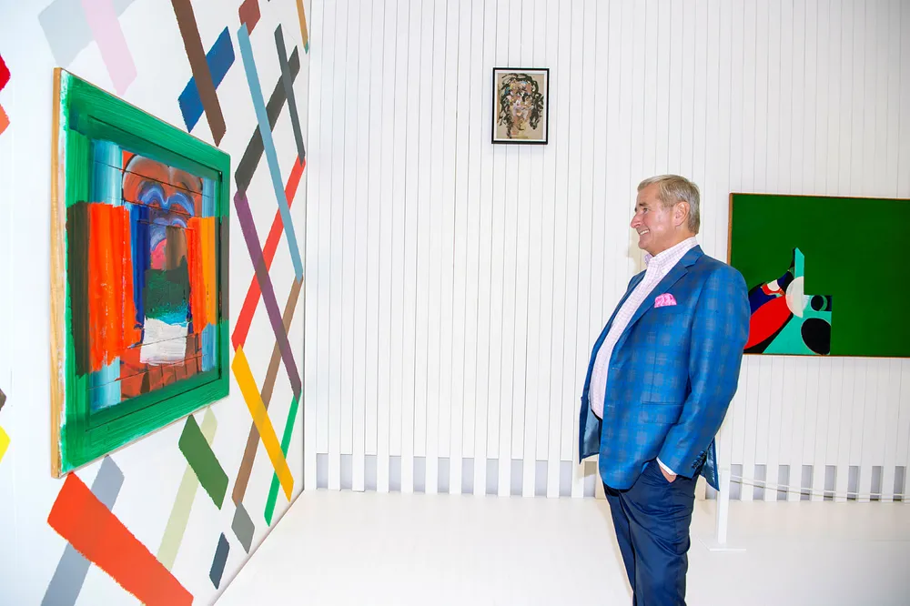 «The Twist» åpnet i høst på Kistefos Museum, Jevnaker. Her beundrer Christen Sveaas det første bildet han kjøpte for 30 år siden.