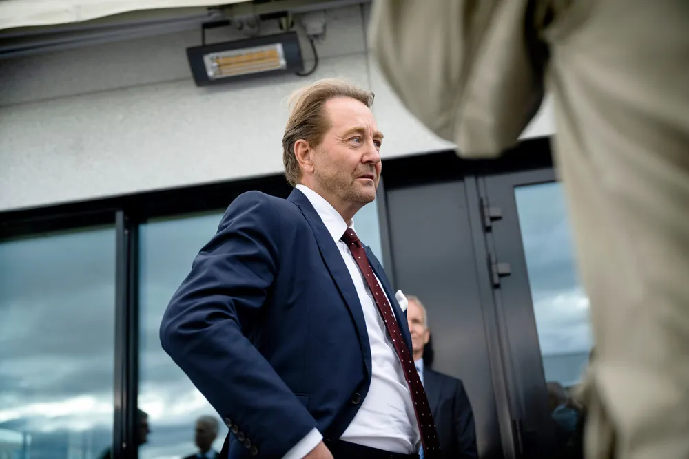 Kjell Inge Røkke og hans investeringsselskap Aker var nær ved å kjøpe en majoritetsandel i meglerhuset Astrup Fearnley i 2021, som del av en avtale som også omfattet litt over halvparten av prakteiendommen Meraker Brug og et skotsk jaktgods. Men det ble ikke noe av avtalen, og året etter var det staten som trakk det lengste strået i kampen om Meraker.