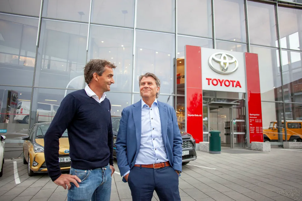 Bauda, Norges største Toyota-forhandlerkjede har levert gode tall tross mangel på elbil. Til venstre styreformann og eier Henrik Baumann sammen med konsernsjef Geir Guthus utenfor Baudas hovedkontor på Økern i Oslo.