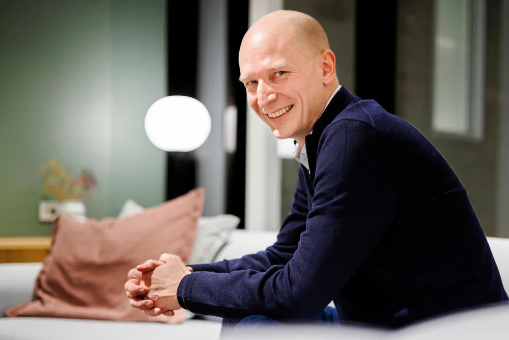 Salget av smartteknologi har økt, og flere bruker appen, som koster penger. Samtidig var bruttofortjenesten akkurat den samme som året før. Det indikerer at Tibber og Edgeir Aksnes tjente mindre på salg av strøm i fjor.