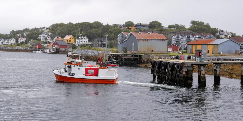 Sjark ved Brønnøy fiskemottak.