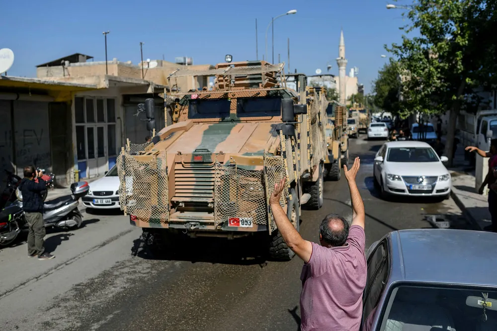 Tyrkiske militærstyrker krysser grensen til Syria ved Tell Abyad i Akcakale i Sanliurfa-provinsen. Til stor jubel fra tyrkiske innbyggere.