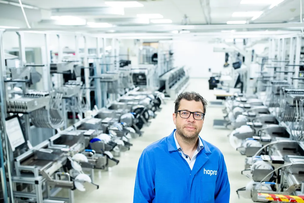 På Jaren i Gran kommune ligger en av store elektronikkfabrikkene som de siste årene har følt på de store svingningene i verdensøkonomien. Markedsdirektør Jens A. Martinsen mener likevel selskapet er kommet styrket ut av de mange krisene.