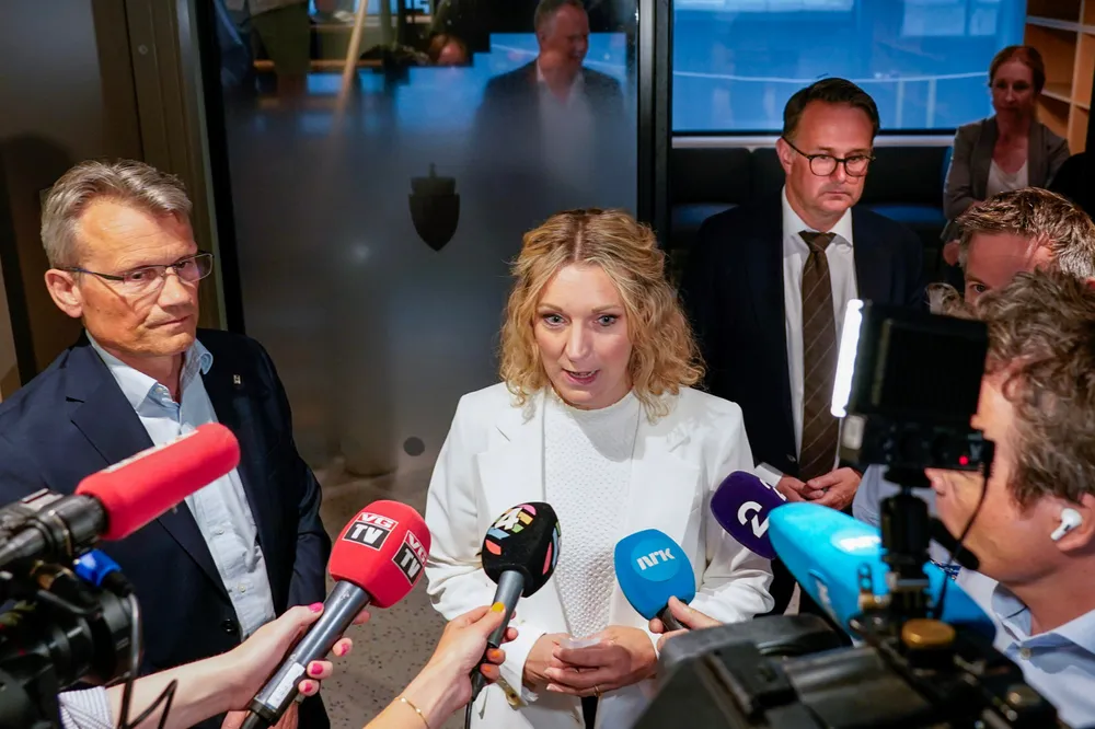 – Vi har strukket oss langt for å komme til enighet, men de har ikke vært villig til å komme oss i møte, sier digitaliserings- og forvaltningsminister Karianne Tung. Hun møtte pressen sammen med riksmegler Mats Ruland (bak til høyre) fredag morgen.