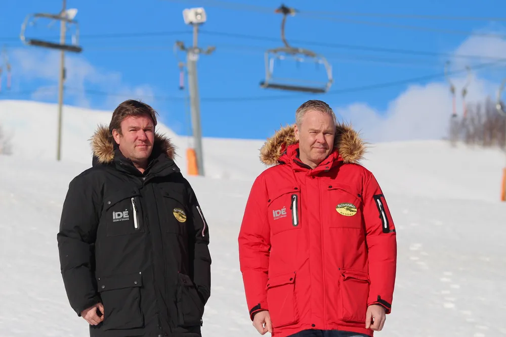 Bjørnar og Atle Hovi Atle eier og driver reiselivsaktøren Beitostølen Resort. Atle Hovi er svært fornøyd med regjeringens lønnsstøtteordning.