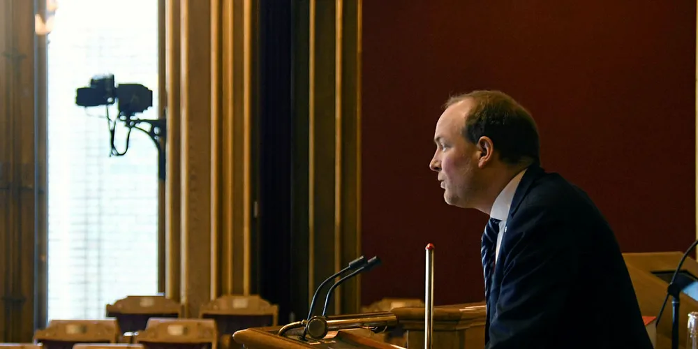 Seierherre: Stortingsrepresentant Ole André Myhrvold fikk fullt gjennomslag for at de minste nettselskapene skal slippe det funksjonelle skillet. Olje- og energiminister Terje Søviknes (t.v.) er skeptisk.