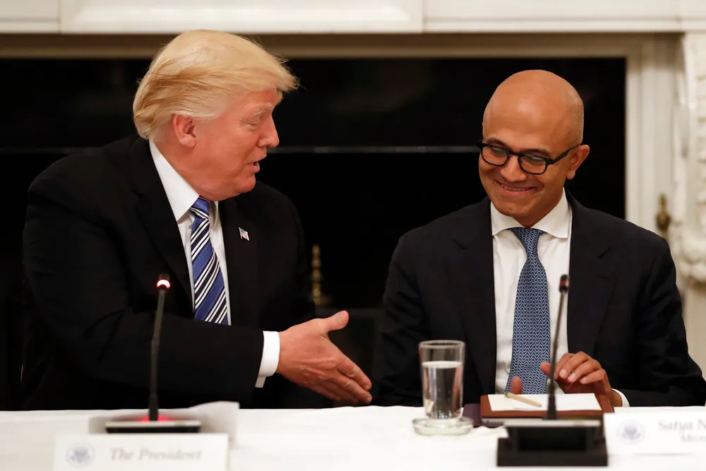 USAs president Donald Trump (til venstre) og Microsofts toppsjef Satya Nadella, her i Det hvite hus i Washington i juni 2017.