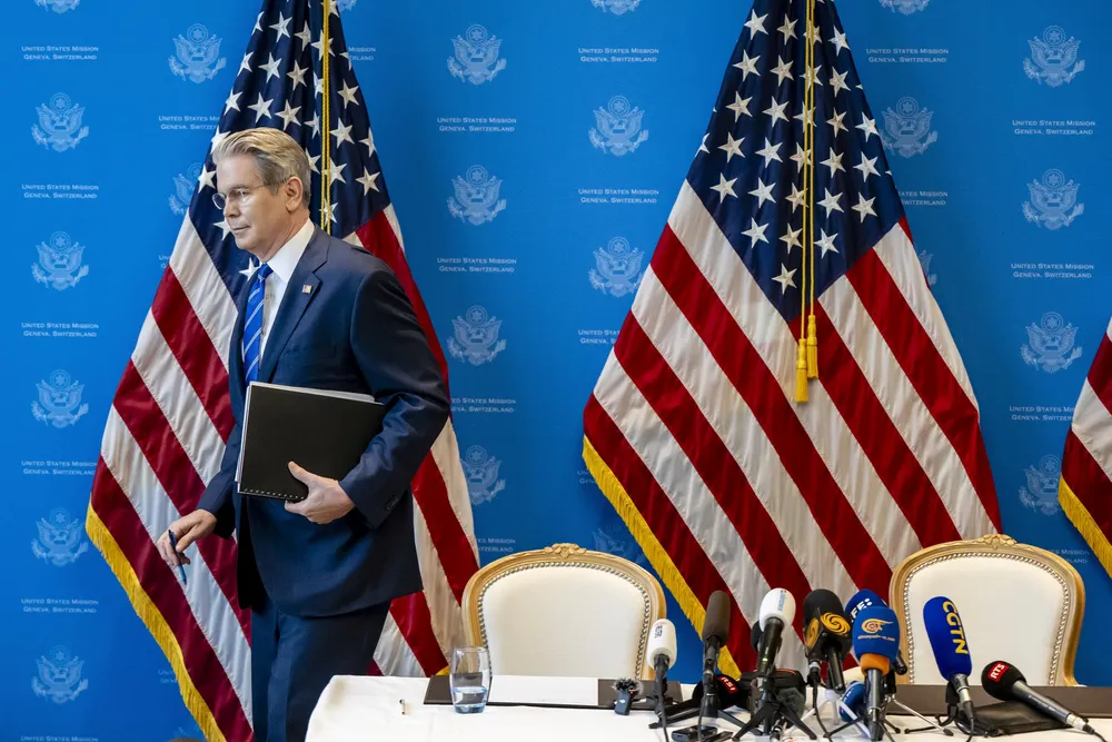USAs finansminister Scott Bessent sier de vil fortsette å se om de kan få trukket tilbake Harvards fritak fra skatt.