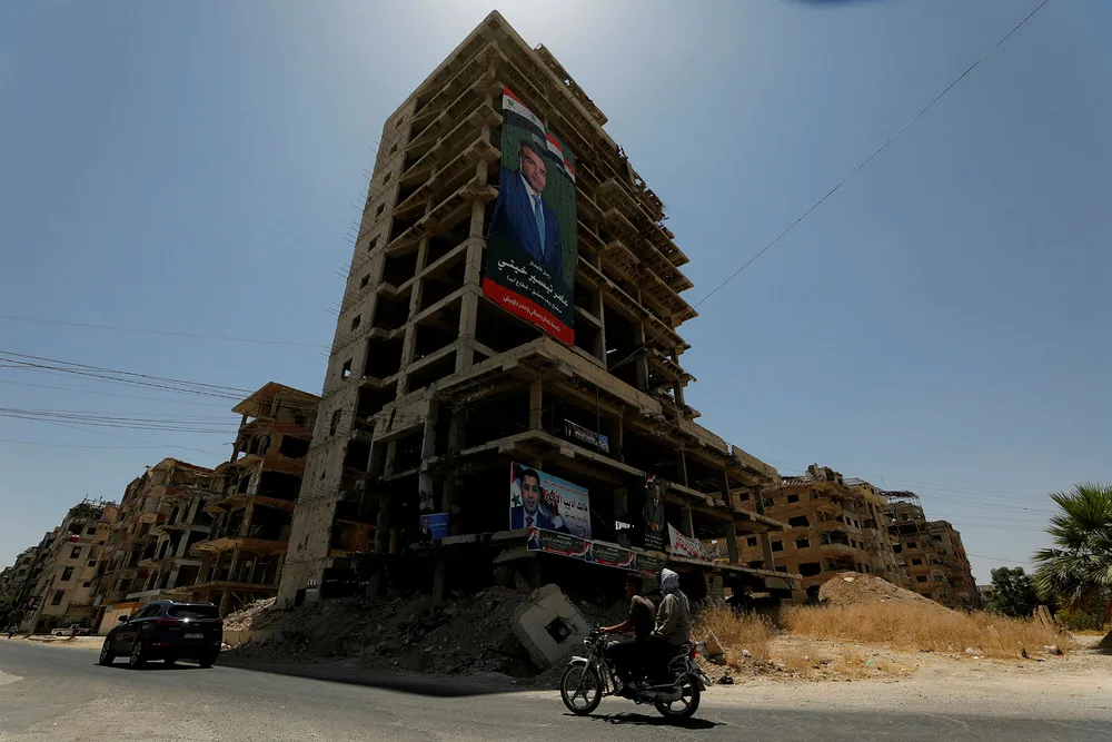 Minst syv soldater ble såret i et rakettangrep mål utenfor Syrias hovedstad Damaskus mandag kveld, ifølge en militærkilde. Kilden hevder at Israel sto bak.