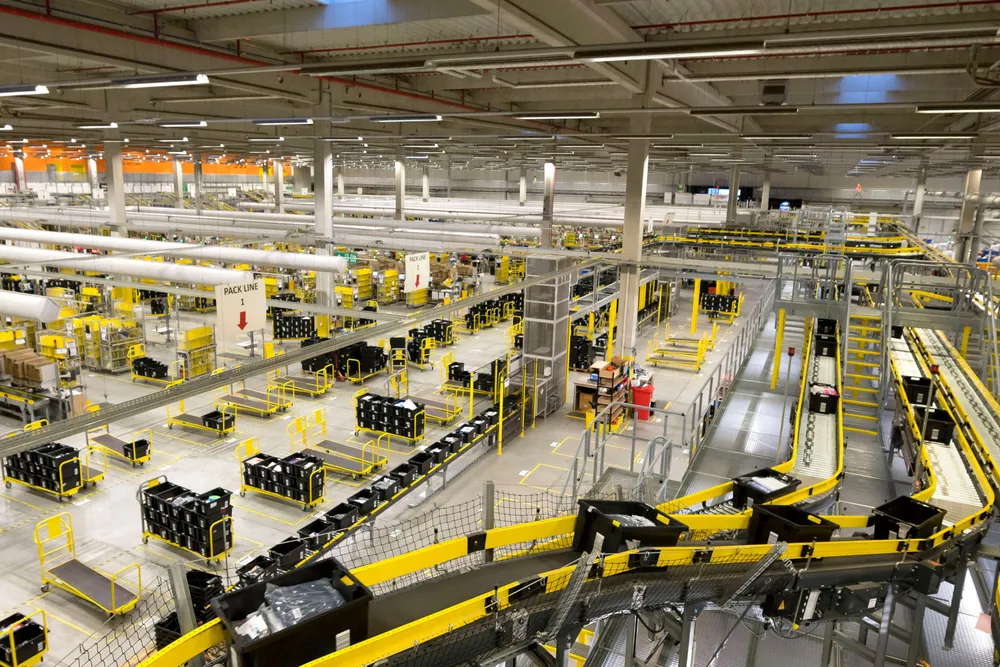 Amazon i Sverige følger oppskriften selskapet bruker i mange land: Først etablere seg, så Amazon Prime høsten etter, med logistikken på plass, skriver artikkelforfatteren. Bildet: et av Amazons britiske lagre.