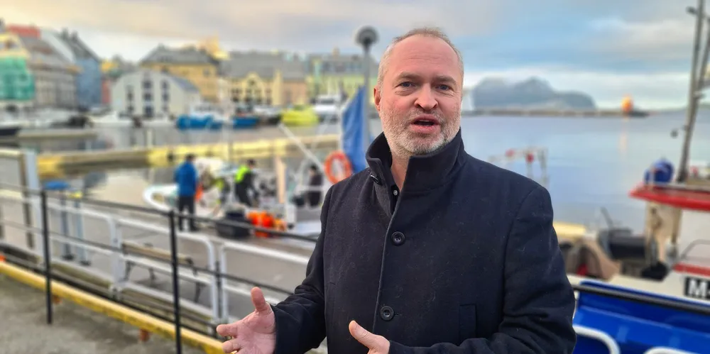 Glen Bradley er viseadministrerende direktør i Rostein. Her fotografert på kaien i Ålesund, rett utenfor rederiets Ålesund-kontor ved en annen anledning.