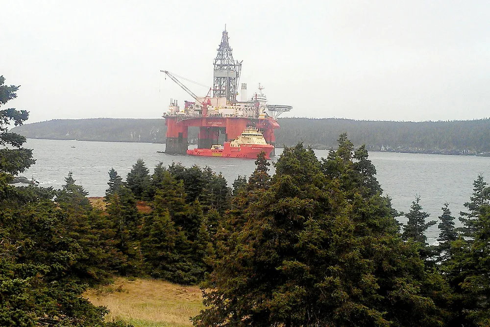 Rig: West Aquarius semisub under tow off Newfoundland