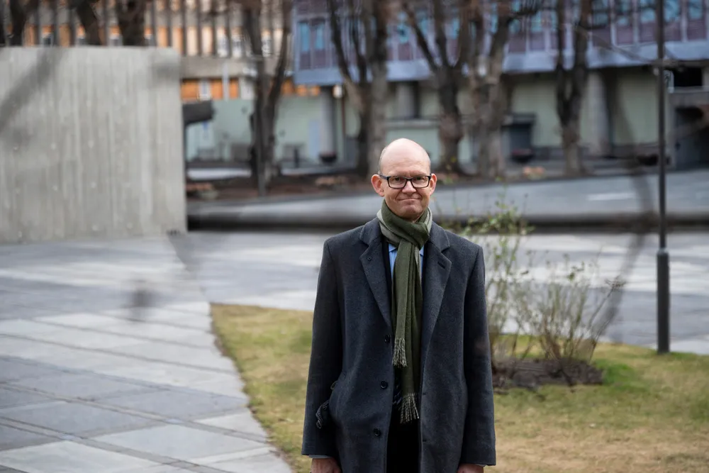– Mot slutten av 2023 vil vi ifølge prognosene være i en situasjon hvor inflasjonen har kommet ned, mens arbeidsledigheten har økt og aktiviteten er lav. Da anslår vi at Norges Bank vil sette ned styringsrenten igjen for å stimulere økonomien, sier SSB-sjef Geir Axelsen.