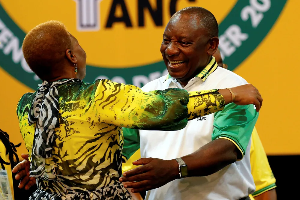 Cyril Ramaphosa trakk det lengste strået og vant den spennende kampen om å bli ANCs nye leder. Her gratuleres han av et partimedlem. Foto: Siphiwe Sibeko/Reuters/NTB Scanpix