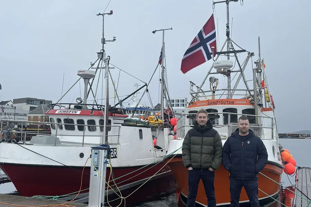 Søskenbarna Eskil (t.v.) og Arne Jakop Arnøy (29) foran «Arnøygutan».