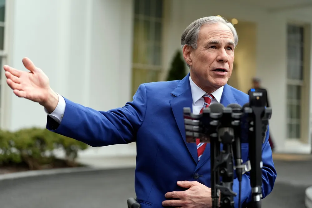 Texas-guvernør Greg Abbott setter inn nasjonalgarden for å håndtere demonstrasjoner mot Trump-administrasjonens innvandringspolitikk.