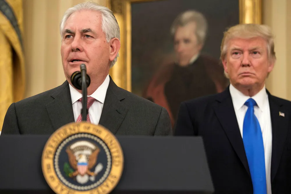USAs president Donald Trump (til høyre) tok til Twitter i en opphetet ordkrig med tidligere utenriksminister Rex Tillerson. Her er de avbildet etter sistnevntes utnevnelse i februar 2017.
