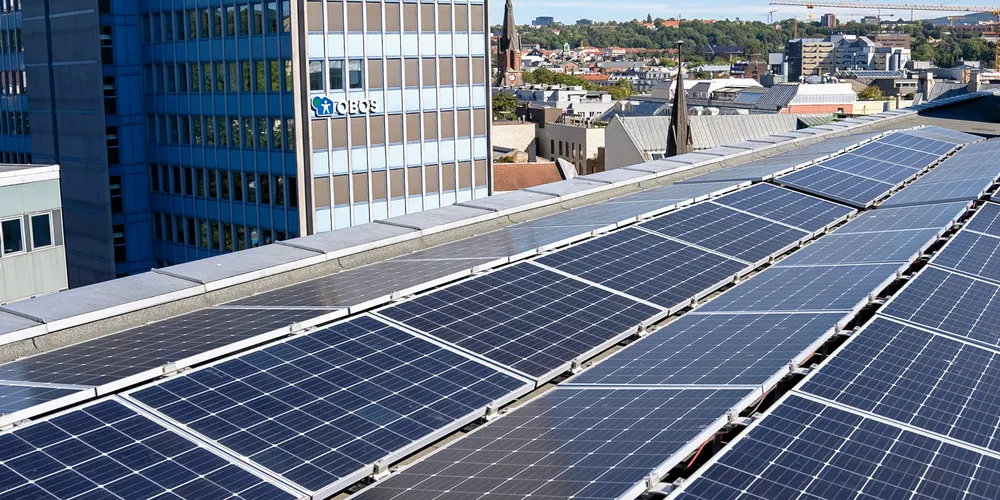 . Solcellepanel på tak næringsbygg.