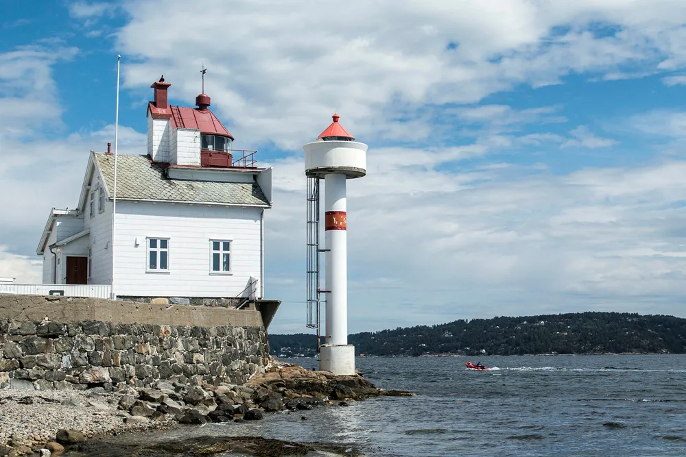 I arbeidslivet er det ikke fyrtårn, men visjoner som skal lede oss i riktig retning, skriver Apeland.