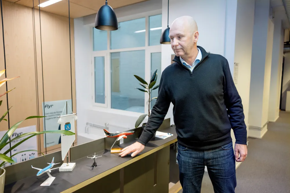 Flyrs nylig påtroppende sjef Brede Huser jobber på spreng for å hente inntil 700 millioner kroner i friske penger til driften, men sier pengejakten kan stoppe på under 500 millioner kroner.