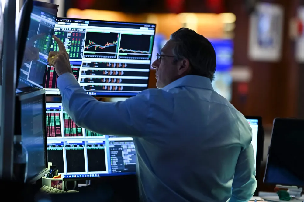 En av meglerne ved åpning av handelen på New York Stock Exchange (NYSE) mandag.