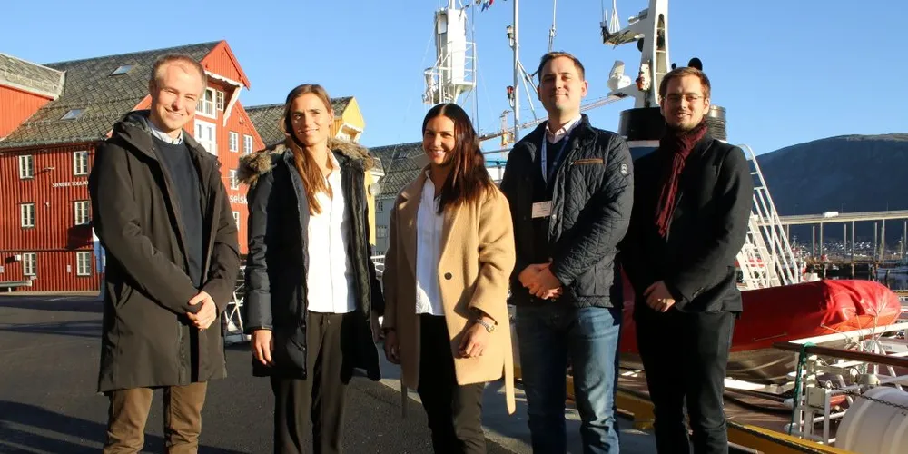 Trainee gjennom Norges Sjømatråd: Kristoffer Sperre, Maria Løvik Roaldsnes, Mia Constanse Figenschou Gylseth, Alexander Revheim Sherling og Eirik Søraa. Foto: Jørn Mikael Hagen.