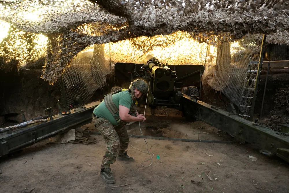 En ukrainske soldat fyrer løs mot russiske tropper ved fronten i Kharkiv-regionen.