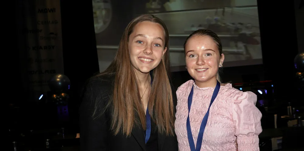 Havbruksstudentene Kristine Brasøygård Flågan (t.v.) og Sofie Laastad.