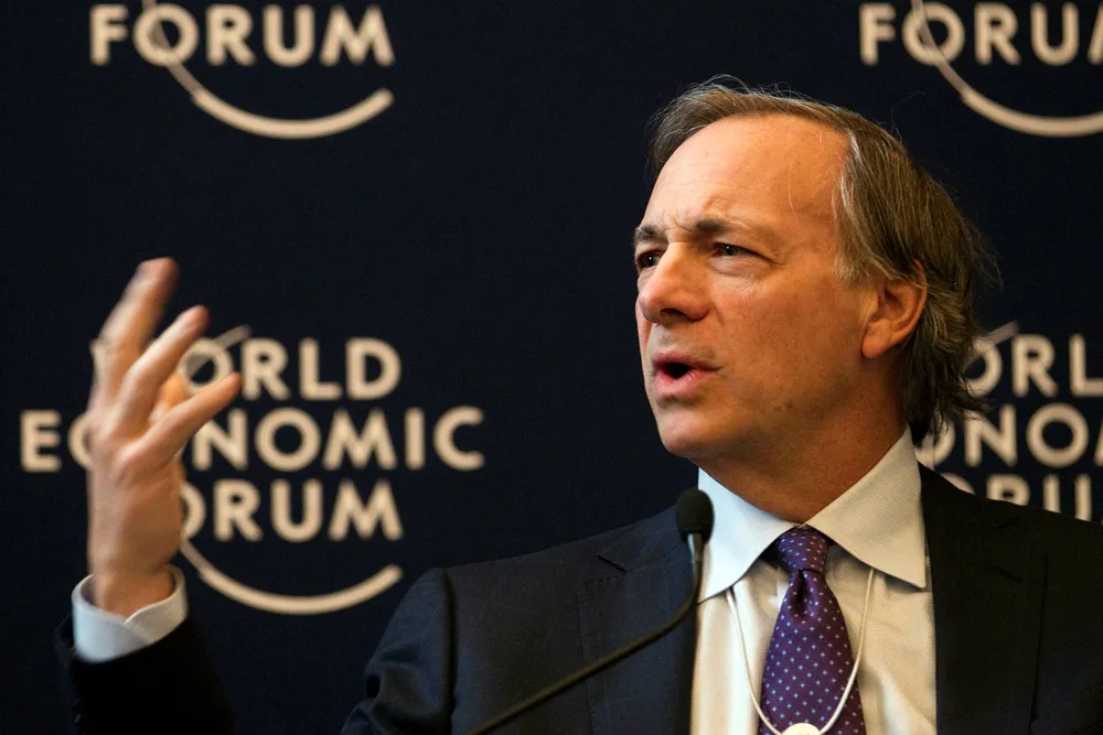 Ray Dalio har grunnlagt verdens største hedgefond og forvalter verdier for rundt 150 milliarder dollar. Han tror aksjemarkedet skal oppover. Her fra World Economic Forum i Davos et tidligere år. Foto: Anja Niedringhaus/AP Photo/NTB Scanpix