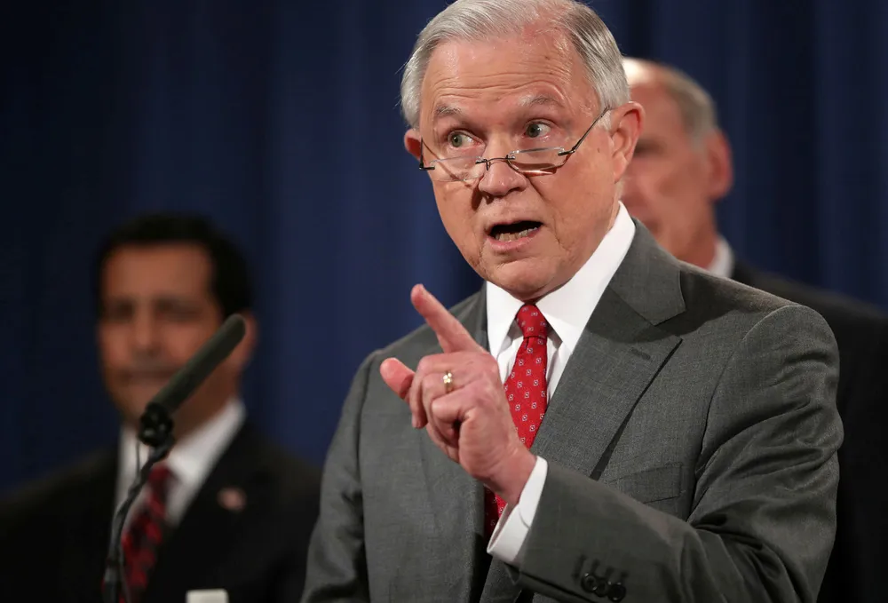 – Jeg er helt enig med presidenten og fordømmer på det sterkeste det svimlende antallet lekkasjer som undergraver vår regjerings evne til å beskytte dette landet, sa USAs justisminister Jeff Sessions på en pressekonferanse fredag. Foto: Andrew Harnik/AP/NTB Scanpix