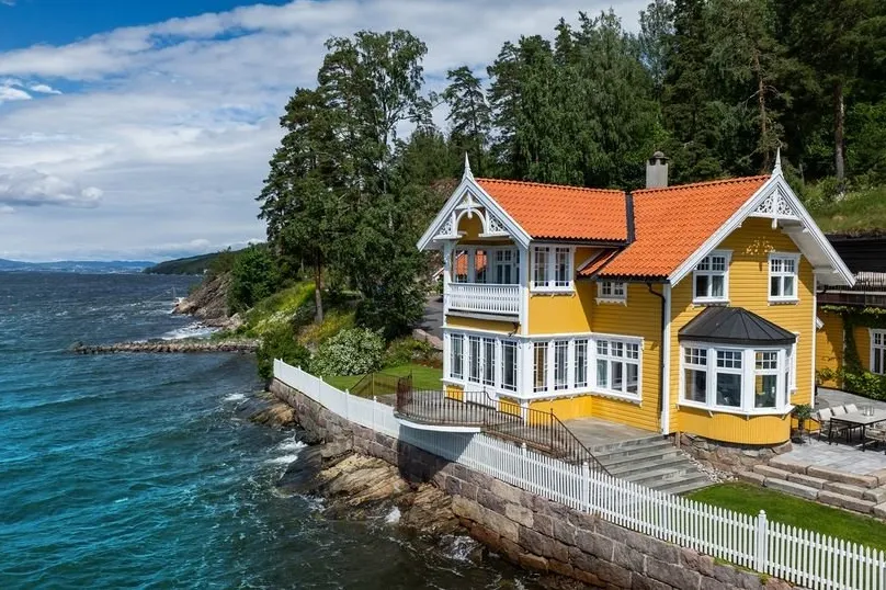 Prisen på «Exit»-hytta» Villa Granum ved Bunnefjorden utenfor Oslo er kuttet fra 45 til 39,5 millioner kroner. – Markedstilpasning, sier eiendomsmegler Simon Skjeldal Andresen i Sem & Johnsen.