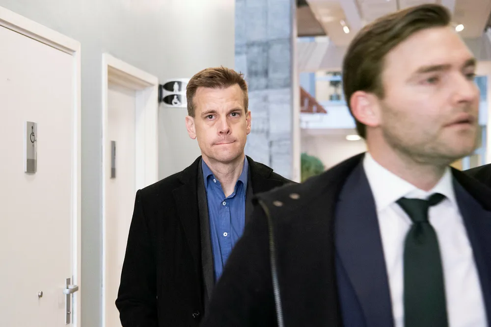 Arne Vigeland (bak) saksøkte styret i RenoNorden for å ha tilbakeholdt informasjon i forbindelse med en emisjon i selskapet. Advokat Nils Christian Langtvedt til høyre.